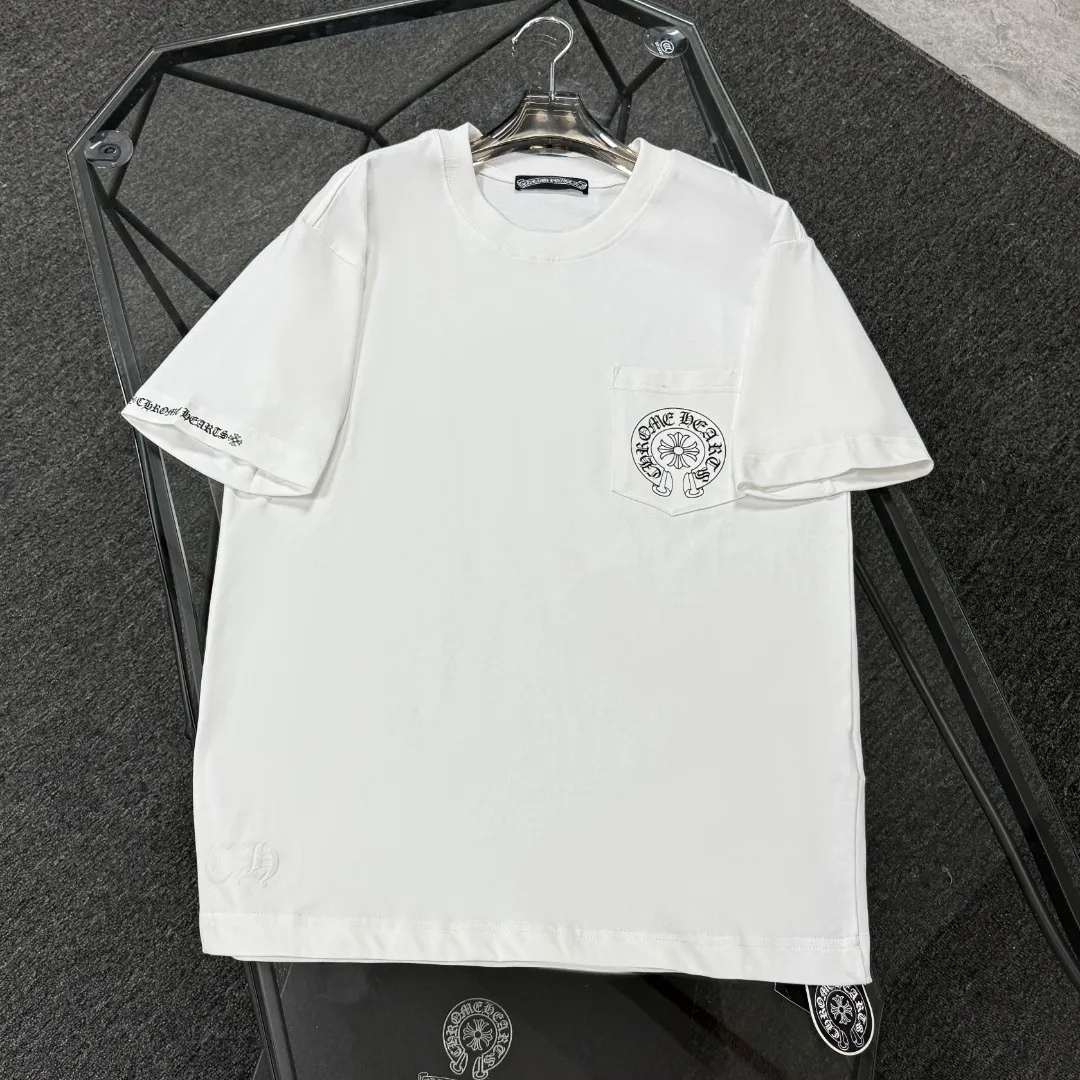 P170 Chrome Hearts Chrome Hearts 25 high-end versions. The fabric is made of 300 grams of high-density pure cotton. It does not deform or shrink. It has three labels. It is the same style for men and women. Technology: Digital printing. Color: White. Black. SIZE: S-XL.